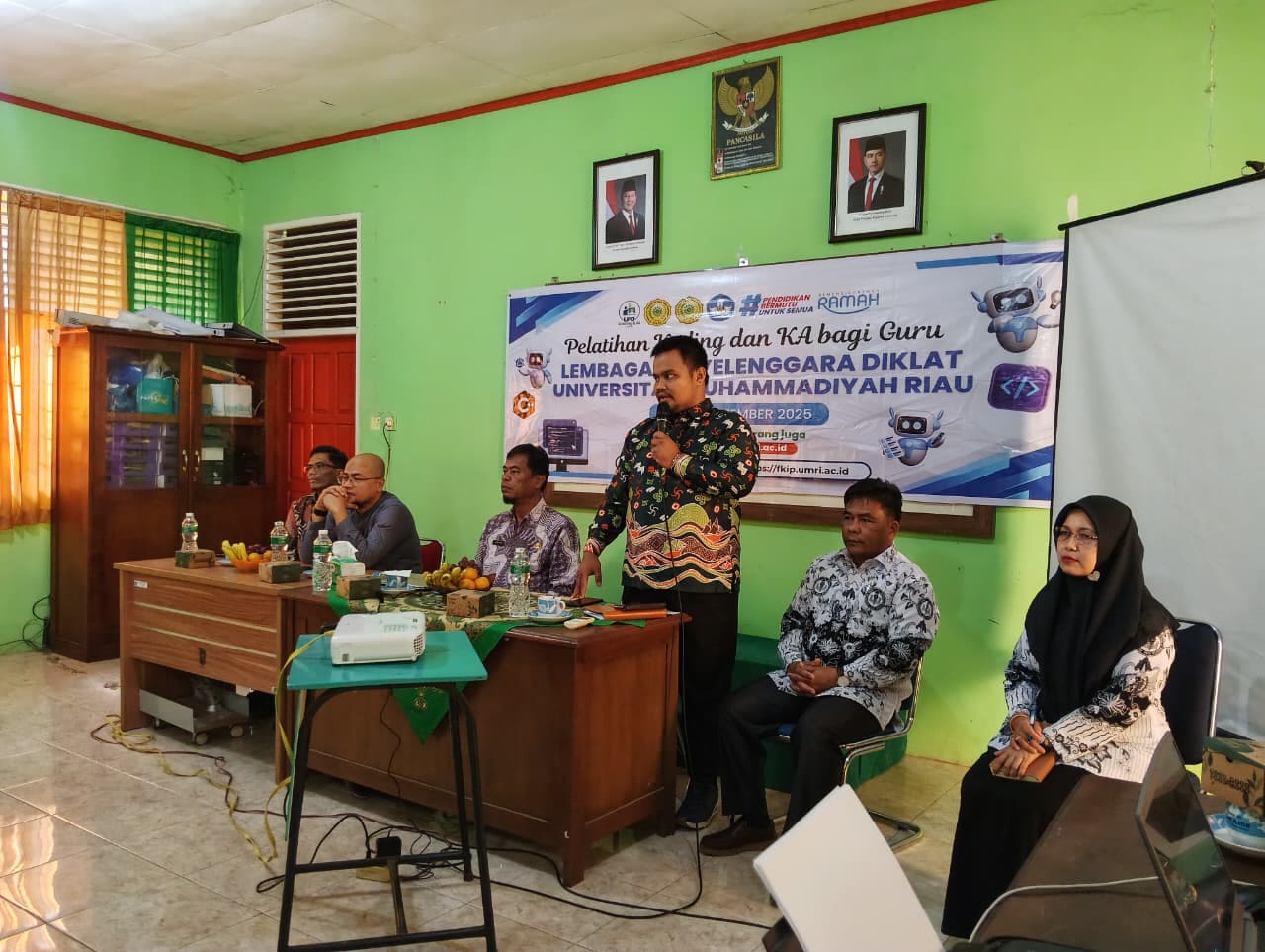 Pelatihan Koding dan Kecerdasan Artifisial untuk Guru SMA/SMK Sederajat di Indragiri Hulu, Meningkatkan Kompetensi Pendidikan Era Digital